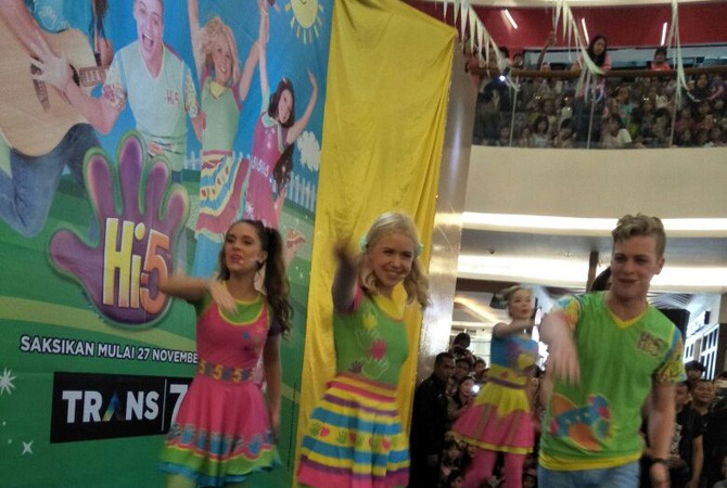 Para personel Hi 5 ketika menyapa fans di Mal Cibinong City Mall, kemarin - Image