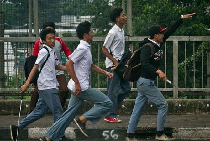 Ilustrasi tawuran pelajar - Image