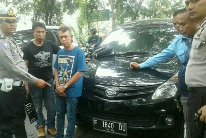 Pelaku saat diamankan petugas karena kedapatan membawa airsoft gun dan ratusan lembar mata uang asing yang diduga palsu, kemarin (5/11). - Image