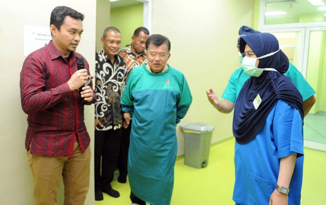 JK saat meninjau ruang operasi rumah sakit. - Image