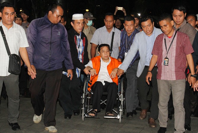 Ketua DPR Setya Novanto tiba di gedung KPK menggunakan rompi tahanan usai dijemput dari Rumah Sakit Cipto Manhunkusumo, Jakarta, Minggu (19/11/2017) - Image