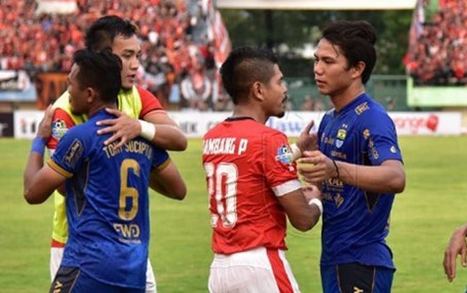 Laga Pesija versus Persib di Stadion Manahan, Solo, ternyata memakan korban. - Image