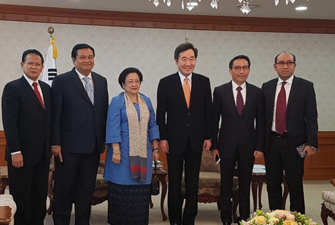 Ketua Umum PDI Perjuangan, Megawati Soekarnoputri usai dianugerahi Doktor Honoris Causa oleh Mokpo University di Korea Selatan, Kamis (16/11) - Image