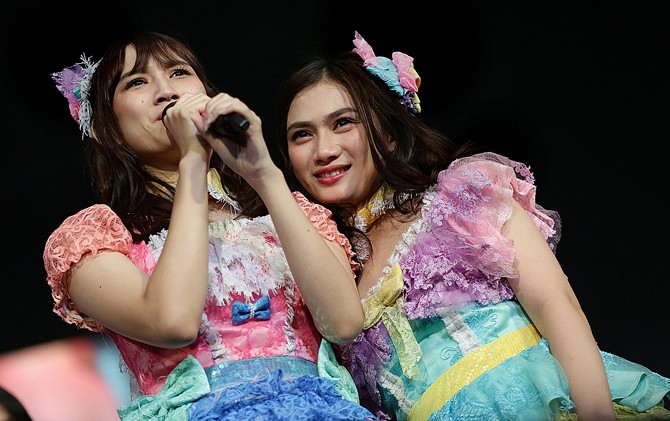 Melody (kanan) dan adiknya, Frieska usai mengumumkan kelulusan di Balai Sarbini, Sabtu (4/11) - Image