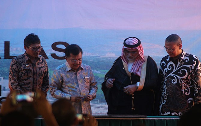Wapres RI Jusuf Kala (dua kiri) Kedubes arab saudi (Dua kanan) Gubernur Sumbar Irwan Prayitno(kiri) dan Rektor Unand Tafdil Husni (kanan) saat penanda tanganan peresmian RS Unand, Sabtu (4/11) - Image