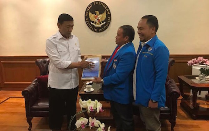 Ketua Umum Perhimpunan Pemuda Gereja Indonesia (PPGI) Maruli Tua Silaban menyerahkan hasil Rakernas PPGI kepada Menko Polhukam Wiranto saat beraudiensi di Kantor Kemenko Polhukam Jakarta, Selasa (31/10). - Image