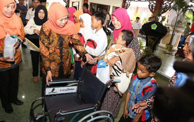 Menteri Sosial Khofifah Indar Parawansa saat memberikan bantuan kepada korban gempa. - Image