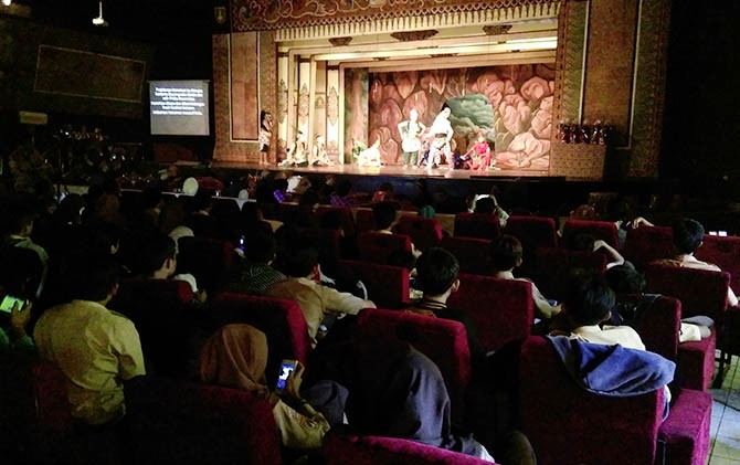 Nonton Barang-Ratusan pelajar dari beberapa SMP di Kota Solo menyaksikan pertunjukan Wayang Orang di Gedung Wayang Orang (GWO) Sriwedari, Sabtu (16/12) - Image