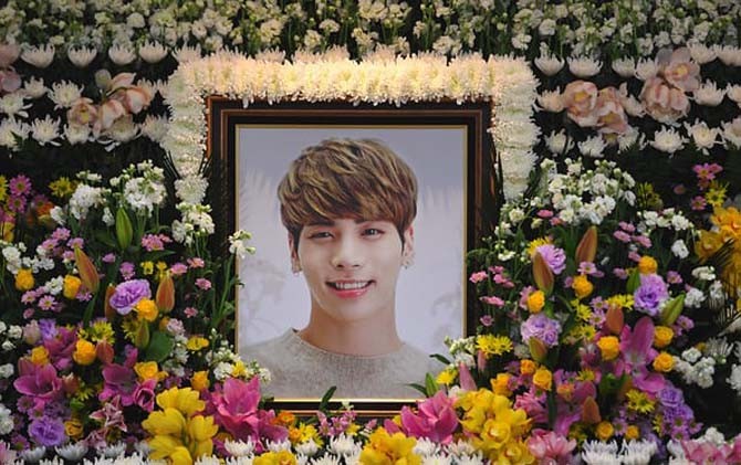DUKA DALAM: Foto Kim Jong-hyun di altar berduka di RS di Seoul, Korsel. - Image