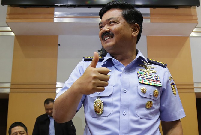 KSAU Marsekal Hadi Tjahjanto melakukan uji kepatutan dan kelayakan atau fit and proper test sebagai calon Panglima TNI di dapan para anggota Komisi I DPR. - Image