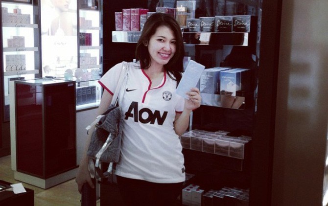 Via Vallen mengenakan jersey Manchester United - Image