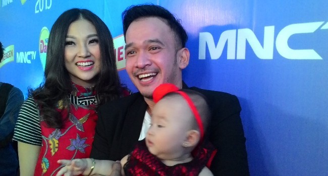 Thalia Putri Onsu bersama Ruben Onsu dan Sarwendah usai meraih penghargaan Bayi Paling Sosmed 2015, Selasa (22/12) di studio MNCTV, TMII - Image