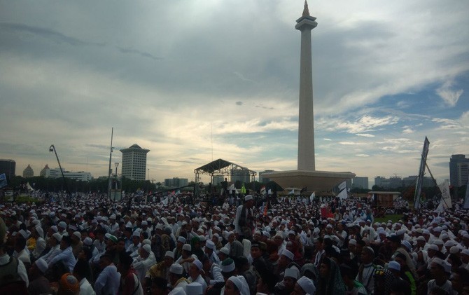 Massa aksi Reuni 212 berkumpul di halaman Monumen Nasional (Monas) Sabtu (2/12). - Image