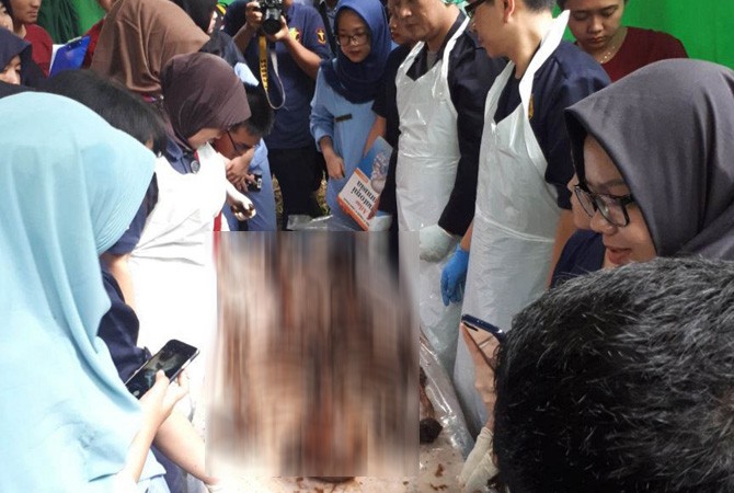 Tim dari DVI Polda Jateng dengan dibantu tim URDOKKES Polres Batang melakukan evakuasi dan otopsi kerangka Slamet alias Sugeng korban dukun maut di desa Sawangan, Kecamatan Gringsing. - Image