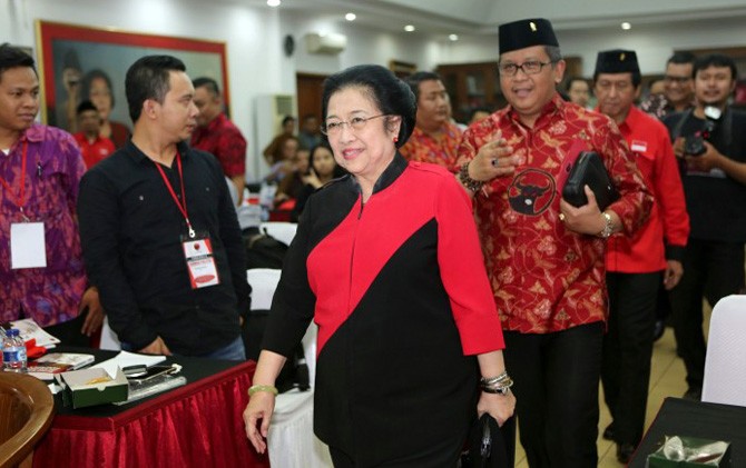 Sekjen PDIP Hasto Kristiyanto bersama Ketua Umum PDIP Megawati Soekarnoputri - Image