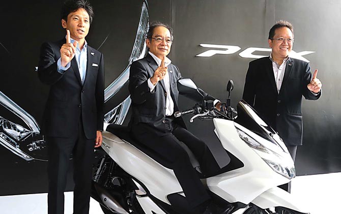 LAWAN SEPADAN: Dari kiri, Marketing Director AHM Shigeto Kimura, President Director AHM Toshiyuki Inuma, dan Marketing Director AHM Thomas Wijaya memperkenalkan All New Honda PCX 150 rakitan lokal di Jakarta kemarin. - Image