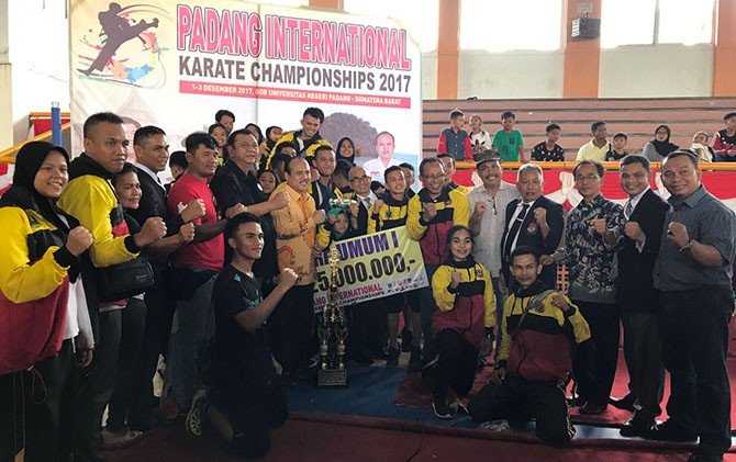 Pengurus Inkanas Sumbar saat foto bersama dengan para atlit usai menyabet juara umum pada ajang Karate Internasional Championsip 2017 di Kota Padang - Image