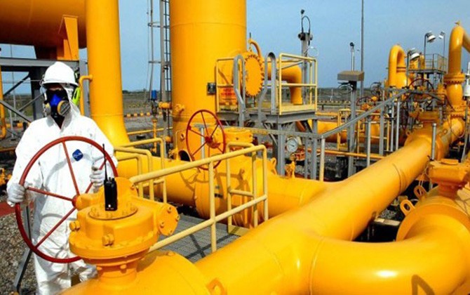 Ilustrasi petugas mengawasi penyaluran gas - Image
