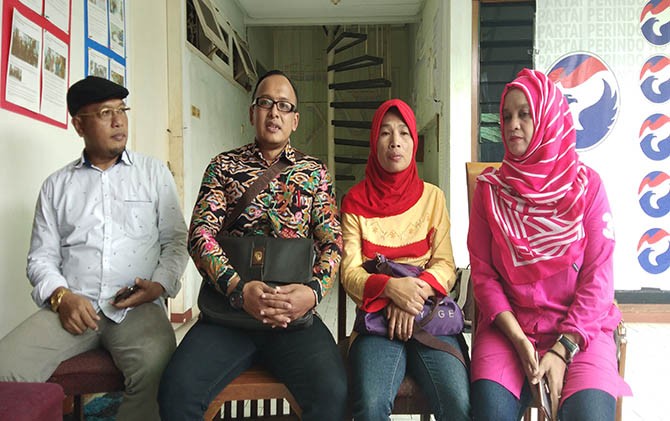 Klarifikasi : Ita Diana (dua dari kanan) membeberkan kronologi dirinya bisa menjual ginjalnya. - Image