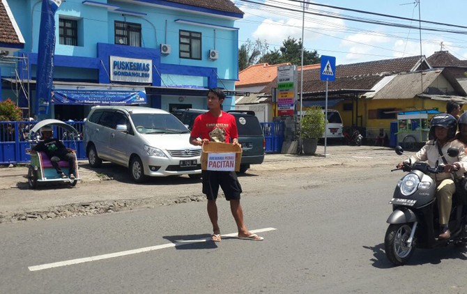 TURUN JALAN: Kapten Arema FC Ahmad Alfarizi ikut melakukan penggalangan dana di Gondanglegi, Malang, Selasa siang (5/12). - Image
