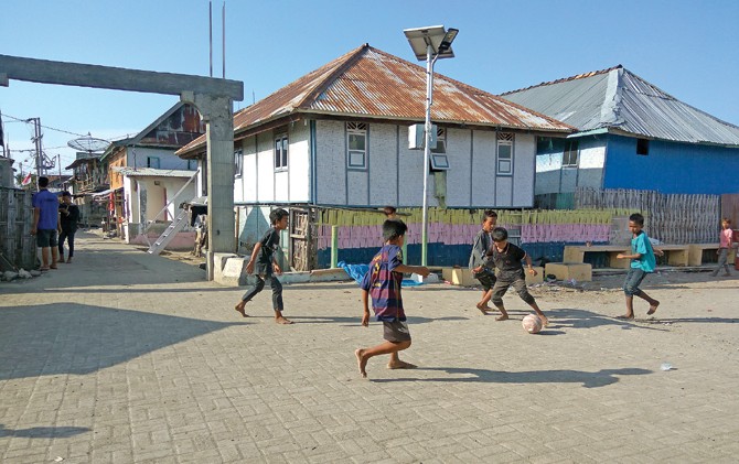 PADAT PENDUDUT: Anak-anak Bungin bermain sepak bola di salah satu sudut kampung. - Image