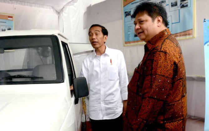 Presiden Joko Widodo saat bersama Menteri Perindustrian Airlangga Hartarto. - Image