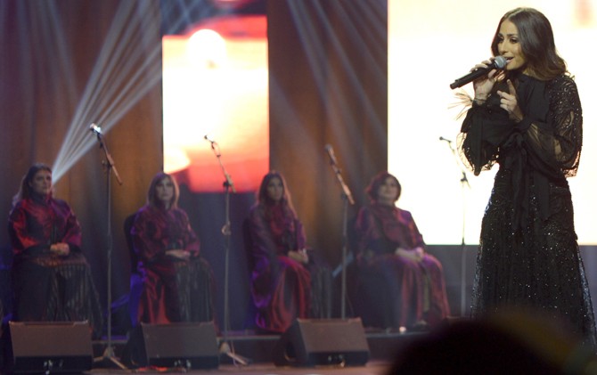 PERTAMA: Penyanyi Lebanon Hiba Tawaji tampil dalam konser wanita pertama di King Fahd Cultural Centre, Riyadh, Saudi, 6 Desember lalu. - Image