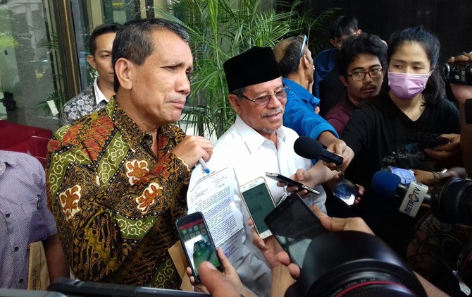 Gubernur Maluku Tenggara Abdul Ghani Kasuba bersama Deputi Pencegahan KPK Pahala Nainggolan, usai melakukan pertemuan tertutup di Gedung KPK Jakarta Jumat(22/12). - Image