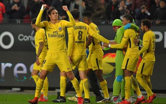 Sesaat setelah Edinson Cavani mencetak gol ketiga PSG, dua karakter Kura-Kura Ninja menyerbu ke dalam lapangan. - Image