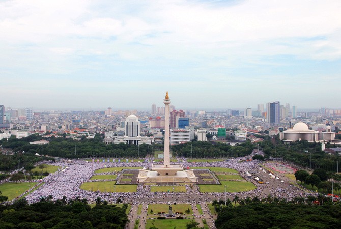 Suasana massa aksi dalam reuni 212 memadati pelataran silang Monas, Jakarta, Sabtu (2/2) - Image