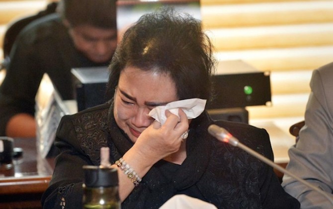 Wakil Ketua Umum Partai Gerakan Indonesia Raya (Gerindra), Rachmawati Soekarnoputri saat menangis di Gedung DPR. - Image