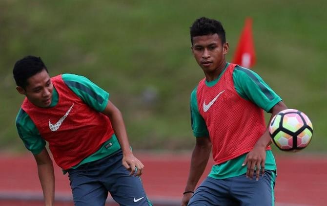 Osvaldo Haay (kanan) saat berlatih bersama timnas Indonesia. Dia telah mengakui bergabung dengan Persebaya - Image