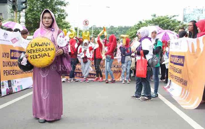 ILUSTRASI: Unsur masyarakat bersama LRC KJHAM menggelar aksi mendorong pemerintah agar segera mengesahkan RUU Penghapusan Kekerasan Seksual. - Image