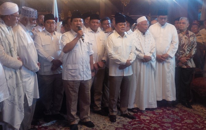 Ketua Umum Partai Gerakan Indonesia Raya (Gerindra) Prabowo Subianto menyambut baik apabila Gatot Nurmantyo bergabung ke partainya. Pernytaan itu diungkapkan di kediaman pribadinya, Hambalang, Bogor. - Image