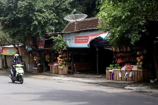 DIBONGKAR: Seorang pengendara sepeda motor tengah melintas di depan PKL yang ada di sebelah barat TSTJ, Kamis (28/12) - Image