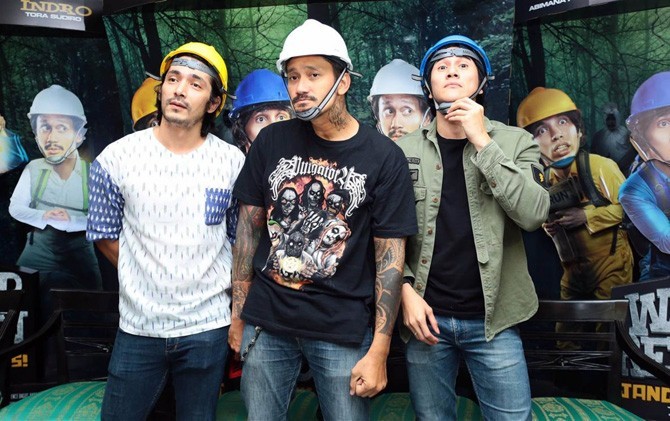 Dari kiri: Abimana Aryasatya, Tora Sudiro, dan Vino G. Bastian dari film Warkop DKI Reborn. Bagian pertama film itu berhasil jadi yang terpopuler di Indonesia - Image