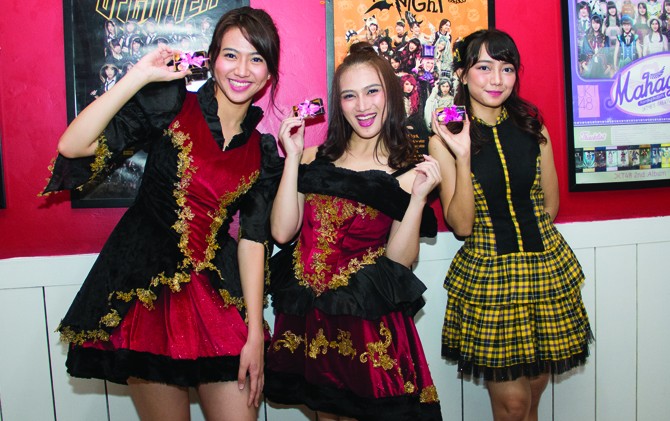 Dari kiri: Shania, Melody dan Yona usai event valentine di Teater JKT48, Rabu (14/2). - Image