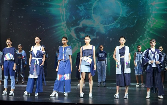 Model saat memamerkan busana karya siswa dan alumnus LPTB Susan Budihardjo bertemakan - Image