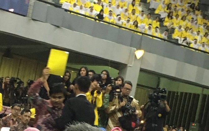 Suasana acara Dies Natalis Universitas Indonesia (UI) ke-68 saat mahasiswa mengeluarkan kartu kuning untuk Presiden Joko Widodo. - Image