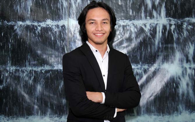 Jefri Nichol ternyata mengawali hari dengan membaca atau browsing menggunakan laptop. - Image