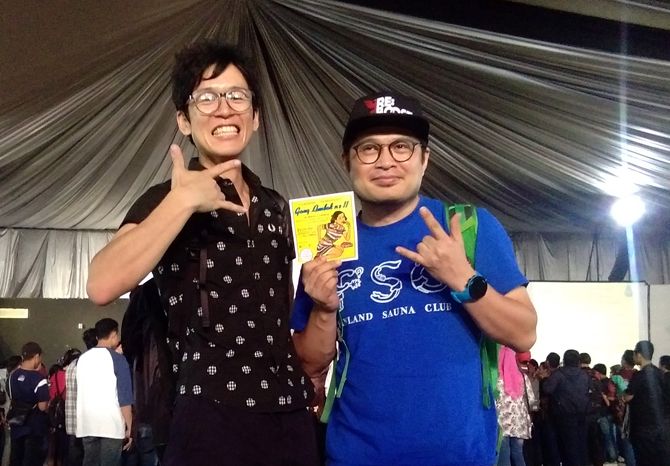 Fans asal Jepang Kojie Sunamachi dan Heikki saat hadir di JKT48 Circus Semarang. - Image