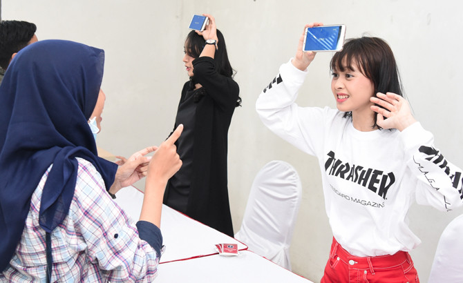 Member Tim J JKT48 Feni Fitrianti saat bermain games bersama penggemar di JKT48 Circus, Minggu (1/7) - Image
