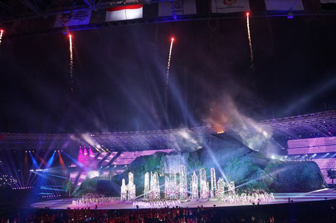 Salah satu pertunjukan dalam Opening Ceremony Asian Games 2018, Sabtu (18/8) malam WIB - Image