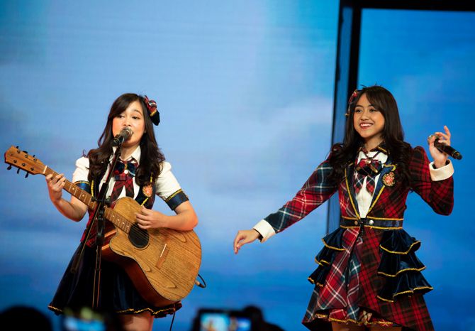 Nadila dan Sisca saat pertunjukan 1 tahun JKT48 Acoustic di Teater JKT48, Selasa (11/9). - Image