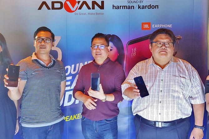 Marketing Director Advan Tjandra Lianto (tengah) di acara peluncuran Advan G3 di Jakarta, Jumat (21/9). - Image