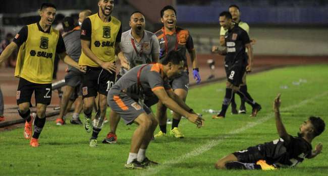Rifal melakukan selebrasi usai cetak gol ke gawang Persija - Image