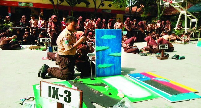 ANTUSIAS: Suasana lomba mading antar kelas bertemakan ozon pada perayaan hari Sumpah Pemuda di SMPN 3 Candi. - Image