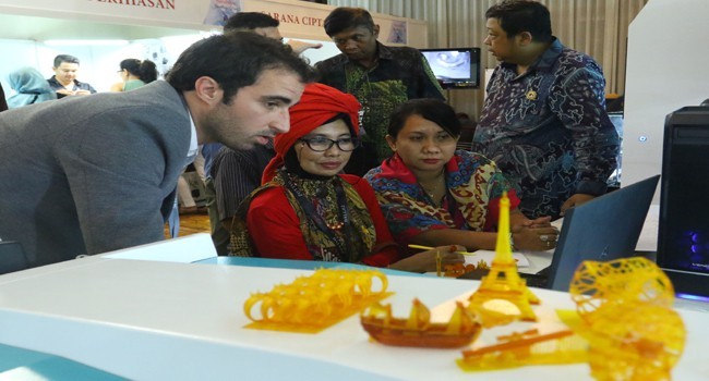 MENYIMAK: Dari kanan, Wanto Chan, Dwi Khristien Natalia, Kris, dan Sutoyo mendengarkan penjelasan Xavier Rofes (kiri) tentang aplikasi RhinoGold di Hotel Shangri-La. - Image