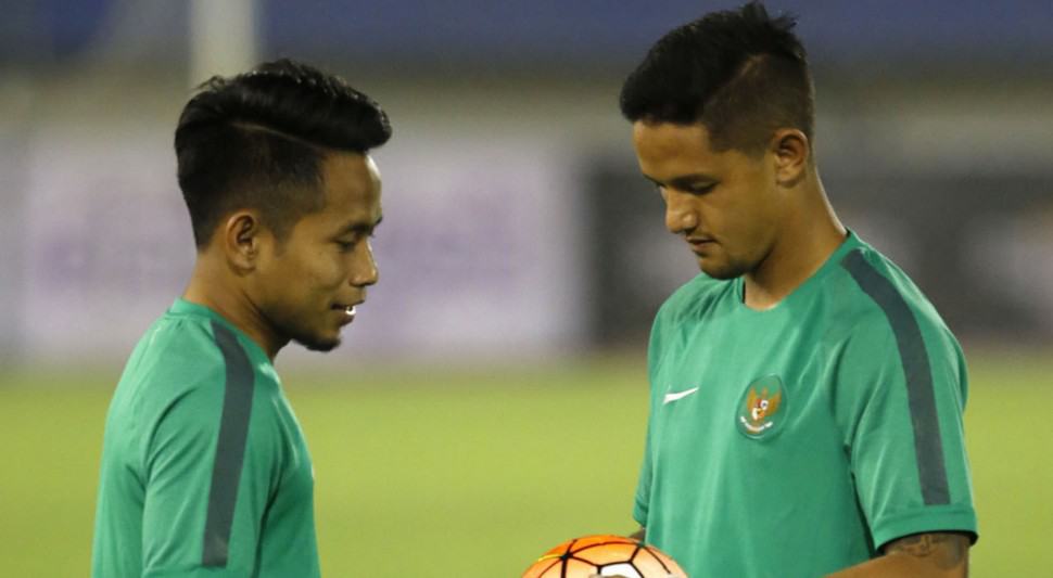 Andik Vermansah (kiri) enggan apsang target muluk di Piala AFF 2016. - Image