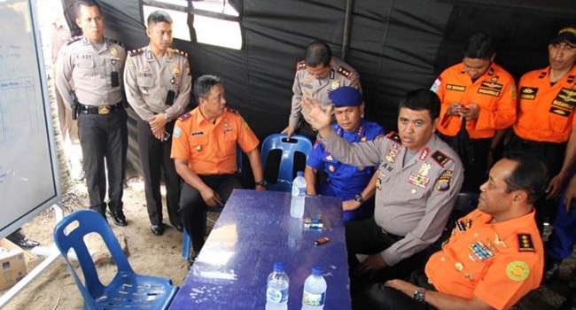 Kapolda Kepri Brigjen Pol Sam Budigusdian berkoordianasi dengan Kepala Basarnas Marsekal Madya TNI FHB Sulistyo terkait pencarian penumpang kapal tenggelam yang belum ditemukan di perairan Nongsa - Image